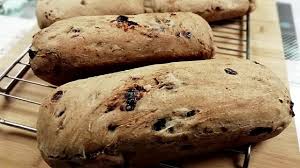 Sciogliete in acqua tiepida il lievito con lo zucchero, sciogliete in acqua tiepida il sale. Pane Dolce Con Uvetta E Prugne Ricetta Pane Fatto In Casa Youtube