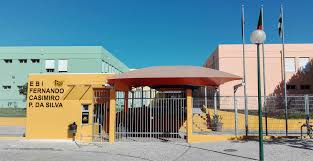 A escola (do grego scholé, através do termo latino schola) tinha como significado, discussão ou conferência, mas também folga ou ócio. Agrupamento De Escolas De Rio Maior Escolhido Para Gravar Aulas Da Nova Telescola