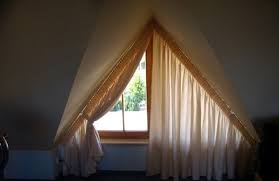Tolle Ideen Wie Sie Ihr Dreiecksfenster Verdunkeln Dreiecksfenster Dachschrage Fenster Gardinen Fur Dachfenster