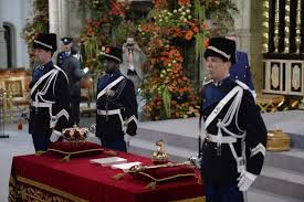 Daarin zweerde hij trouw aan de grondwet en beloofde hij de rechten van alle nederlanders en alle ingezetenen van het koninkrijk te beschermen. De Inhuldiging Van Koning Willem Alexander In Beeld Koning Alexander Koninklijk