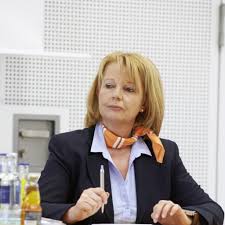 Bei unserer genossenschaftlichen beratung stehen sie im mittelpunkt. Gabriele Kugelmeier Vorstandsassistenz Westerwald Bank Eg Xing