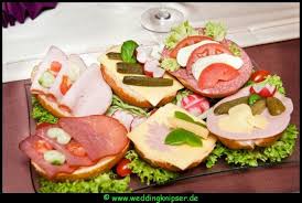 So Kann Man Belegte Brotchen Auf Verschiedene Art Und Weise Belegen Belegte Brotchen Grusel Essen Essen Kochen