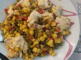 Coniglio in umido (piatto tradizionale), fenek stuffat dolci con ricotta , pezzi di cioccolato e frutta candita, kannoli simili ai cannoli siciliani pasta sfoglia ripiena di ricotta o piselli , pastizzi Ricetta Coniglio Con Mais E Piselli E Peperone Rosso Dolcidee