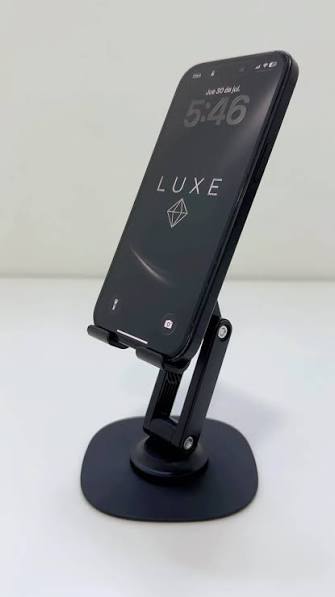 Este soporte hace más de lo que parece. 📱 Soporte para escritorio 🤳 Grip para usar el celular con una mano 🔄 Fidget para girarlo mientras piensas Un solo accesorio, tres funciones