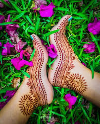 This mehandi ka design covers your whole hand along with the wrist and some part of the arm. 20 Stunning Feet Mehendi Design Options For The 2018 Bride The Urban Guide