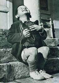 Like za kulturu - Ovo je čuvena fotografija 'Nove cipele' koju je 1946.  snimio austrijski fotograf Gerald Waller. Dečak sa slike ima 6 godina i  zove se Werfel. Uslikan je u trenutku