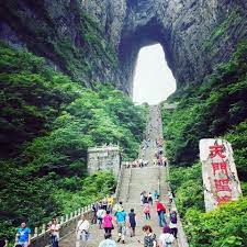中国你敢挑战张家界的天门洞吗？✨✨  天门洞位于天门山国家森林公园内，门洞高131.5m，宽50m，是世界海拔最高的天然穿山溶洞，也是天门山最具有代表意义的景点。据悉需要挑战服999步的阶梯才能抵达！