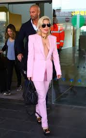 تقدم ليدي جاجا بخالص الوفاء والعرفان بالجميل للمخرج والممثل برادلي كوبر، وقد جاء هذا خلال الخطاب العاطفي الذي قالت فيه، أن برادلي كوبر هو ملهمها وأنه. Ø¨Ø¨Ø¯Ù„Ø© ÙˆØ±Ø¯Ù‰ Ù„ÙŠØ¯Ù‰ Ø¬Ø§Ø¬Ø§ ØªØ«ÙŠØ± Ø§Ù„Ø¬Ø¯Ù„ ÙÙ‰ Ø¨Ø±Ø´Ù„ÙˆÙ†Ø© Ø¹ÙŠÙ†