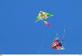 Χαρταετοί πλαστικοί σε διάφορα σχέδια και σχήματα. Ston Oyrano 50 000 Xartaetoi Apo Mia Mikrh Biotexnia Sth 8essalonikh