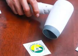 Tak jarang juga yang justru menempelkan stiker atau decal untuk mempercantik tampilan. 3 Cara Cepat Bersihkan Bekas Stiker Di Furnitur Kayu Rumah Dan Gaya Hidup Rumah Com