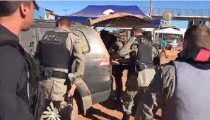 Após o confronto no matagal, lázaro ainda chegou a ser socorrido e levado a uma viatura do corpo de imagens obtidas pelo metrópoles (foto em destaque) mostram o momento em que o maníaco chega à unidade policial em uma maca. Sauoco Ggzbsom