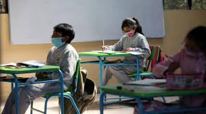 La vacuna estaría haciendo su trabajo. Se Postergarian Clases Presenciales Por Tercera Ola De Covid 19