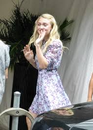 Dakota arrived at the empire state building in a dazzling scarlet skater dress. Dakota Fanning Steckbrief Promi Geburtstage De