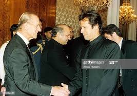 فواد چوہدری کا ٹوئٹ، جنرل باجوہ کی مجبوری اور عمران خان کی ڈرائیونگ. Prince Philip Duke Of Edinburgh Shakes Hands With Imran Khan During Prince Philip Shake Hands Princess Of Wales