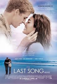 Capa Do Filme A Ultima Musica The Last Song Nicolas Spakes Miley Cyrus Greg Kinnear Liam Hemsworth Nicholas Sparks Filmes Filmes Romanticos Capas De Filmes