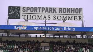 Gemäß der verkehrsbeschilderung für gästebusse ab der ausfahrt poppenreuth erreicht man den gästebusparkplatz über den laubenweg, die alte reutstraße und die flurstraße. Spvgg Greuther Furth Verlangert Partnerschaft Mit Thomas Sommer Bis 2025 Kicker