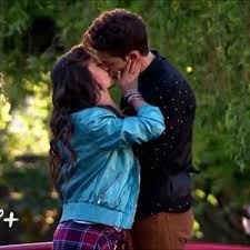 El padre de la señora benson, muy impactado por la noticia, le pregunta a su hija cuándo supo que luna era sol. 210 Soy Luna Co Ideen Luna Disney Channel Der Pate