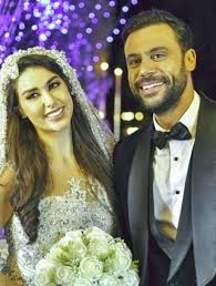 وأكدت الفنانة المصرية، ياسمين صبري، في وقت سابق، أنها تواصلت مع السيدة المسنة التي انتشرت صورها بشكل كبير في مواقع التواصل الاجتماعي يوم الجمعة الماض، مشيرة إلى أن مساعدة هذه السيدة وتلبية طلباتها يشرفها. Ø­ÙÙ„ Ø²ÙØ§Ù Ù…Ø­Ù…Ø¯ Ø¥Ù…Ø§Ù… ÙˆÙŠØ§Ø³Ù…ÙŠÙ† ØµØ¨Ø±ÙŠ ÙˆØ¢Ø®Ø± Ø¬Ù„Ø³Ø© ØªØµÙˆÙŠØ± Ù…Ø´Ø§Ù‡ÙŠØ±