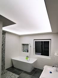 Badezimmer modern einrichten abgehängte decke indirekte badezimmerdecke renovieren aber wie âœ traumdecke an. Spanndecken Im Badezimmer Art Decken