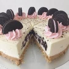 White Chocolate Cheesecake Filled With Strawberry Flavour Oreo Tag Your Friends Desserts Recipeslink I White Chocolate Cheesecake Filling Fun Desserts Desserts