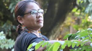 Indigene Frau kämpft gegen Abholzung des Regenwaldes in Peru