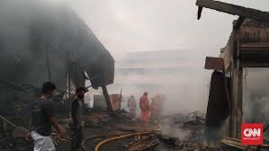 15 unit damkar dikerahkan untuk memadamkan amukan si jago merah.keterangan dari damkar jakarta pusat, kebakaran menimpa sebuah rumah di sekitar pasar kambing pada pukul… Bwf88t11adsspm