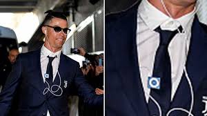 La juve venció con un tanto del argentino y un doblete de cristiano ronaldo, en la undécima fecha del torneo. Cristiano Ronaldo Rocks Ancient Music Device Is That An Ipod Shuffle