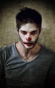Karneval Make Up Fur Manner Ein Mann Mit T Shirt Und Clownsgesicht Rote Nase Halloween Schminkideen Halloween Schminktipps Schmink Ideen