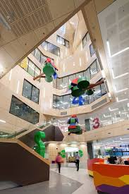 Huge Green And Purple Fins Shade The Glass Facades Of This Children S Hospital In Brisbane Healthcare Hospital Architecture Hospital Design Childrens Hospital