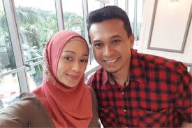 Penyanyi elly mazlein menyatakan dia sudah memaafkan bekas suaminya, pengarah drama azmi hatta dan pelakon faye kusairi yang mana nama elly dan azmi disahkan bercerai oktober tahun lalu dan pada awal minggu lalu, azmi telah diarahkan oleh pihak makhamah untuk membayar nafkah. Faye Kusairi Luah Hasrat Mahu Jumpa Elly Mazlein Untuk Berdamai