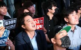 국힘 당대표 여론조사 1위 이준석 ㅋㅋㅋㅋㄱㅋ. í¬í†  ì¡°êµ­ ê·œíƒ„ ì§'íšŒ ì°¸ê°€í•œ ì´ì¤€ì„ í•˜íƒœê²½ ì•„ì‹œì•„ê²½ì œ