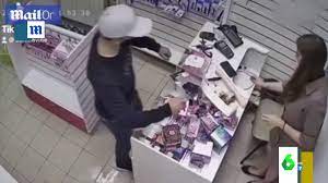 Una trabajadora de un sex shop evita un robo en su tienda con un juguete  sexual