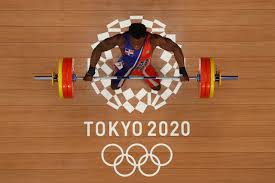 En la parte superior aparece un disco solar rojo idéntico al de la bandera de japón, que representa la salida del sol, y en la inferior figuran en dorado los anillos olímpicos y la leyenda «tokyo 1964» en mayúsculas. R1enixj0vjdhtm