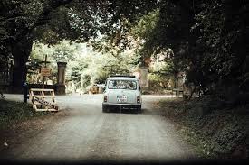 Auf Dem Weg Zur Boho Hochzeitslocation Enrstfarm In Oberfranken Mit Dem Hochzeitsauto Hochzeitsort Ernstfarm Coburg Hochzeitslocation Hochzeit Auto Hochzeit