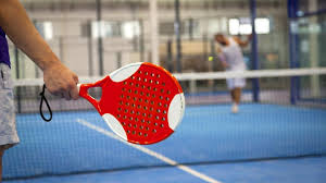Pádel (português brasileiro) ou padel (português europeu) 1 é um jogo disputado entre duas duplas com raquetes e uma bola. Mr Padel Lisbon Almada Urban Sports Club
