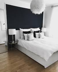 Schlichte Tone Und Eine Ausgefallene Lampe Machen Dein Schlafzimmer So Richtig Gemutlich Die P Schlafzimmer Inspirationen Schlafzimmer Schlafzimmerrenovierung