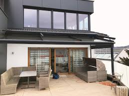 Modernes Terrassendach Aus Glas Und Aluminium Mit Beschattung Terrassendach Terrassenuberdachung Terrassen Dach