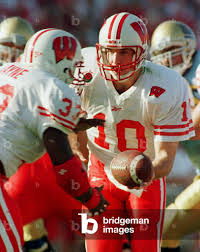 Image of WISCONSIN'S SAMUEL HANDS OFF TO RON DAYNE, 1999-01-02 (photo)