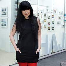 跨媒體創作人mini 夏至 mini choi 的haji gallery 經常展示本地藝術家的作品 是次的展覽 剛好跟 white label 的簡約配搭得正好 white label 系列之限於銅鑼灣白沙道旗艦店獨家發售 little black dress fashion black dress