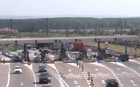 Taxa de trecere a podului de la fetesti poate fi achitata in benzinarii, la caseria de la pod, la punctele de lucru ale uniunii nationale a transportatorilor rutieri din romania (untrr) sau prin sms. Doar O Parte Din AbonaÈi Pot Achita Iar Prin Sms Taxa De La FeteÈti Stirileprotv Ro