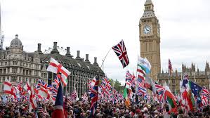 Crowd of thousands boo UK PM Starmer, cheer for Trump at London protest See  link below ⬇️ 📸 Hannah McKay, REUTERS