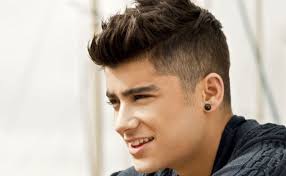 Potongan rambut ini sangat ideal untuk pria yang memiliki rambut lurus karena tampilan akhir flat top cut membuat bagian atas rambut menjadi rata. 13 Gaya Rambut Undercut Potongan Pria Tampan Dan Elegan