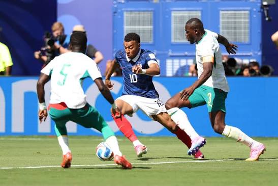 🚨 ¡MBAPPÉ PONE EN VENTAJA A FRANCIA! 🇫🇷⚽ Francia derrota parcialmente  1-0 a Senegal en el estadio MetLife de Nueva Jersey gracias a un gol de  Kylian Mbappé a los 67 minutos,