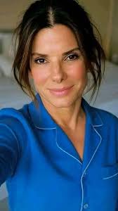 Good morning beautiful people 😻 I know I won't get a kiss because I'm not  beautiful 😔.