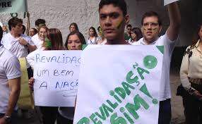 Mayra pinheiro chegou a ser acusada de participar, há cinco anos, de uma manifestação no ceará em que médicos vaiaram os cubanos que chegavam para participar do programa, fato que ela nega. Futura Chefe Do Mais Medicos Protestou Contra Vinda De Cubanos Em 2013 05 12 2018 Cotidiano Folha