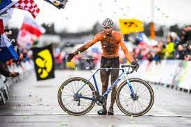 Het is zijn zesde nationale titel cyclocross op rij bij elite heren en ook bij de jeugd was de driekleur in elke categorie waar hij meereed de zijne. Geen Meter Van De Kop En Cross Gedaan Na Een Ronde Mathieu Het Nieuwsblad Mobile
