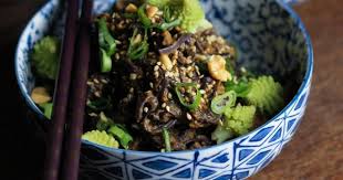 Schwarze Reisnudeln In Romanesco Sauce Und Tahini Reisnudeln Rezepte Lebensmittel Essen