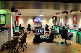 Gegründet von den brüdern florian und martin trost november öffnen wir die tnt sportsbar ein letztes mal und laden herzlich zum austrinken ein. Unser Gaming Room Im Herzen Innsbrucks Pineapps Esports