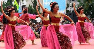 Antara tarikan yang terdapat di kampung ini adalah warisan berzaman yang masih lagi dipraktikkan sehingga kini seperti permainan rebana, marhaban, silat gayung, makanan tradisional serta permainan tradisional. Ini Dia 3 Jenis Tarian Suku Sunda Yang Terkenal Indephedia Com