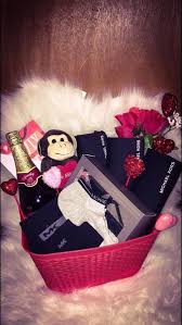 100 creative diy valentines gifts for boyfriend including the very best photo boxes, basket ideas, free printables, candy gifts, beer, 5 senses, cards, romantic dinner recipes, and bedroom decorations for. 60 Adorable Diy Valentine S Day Gift Baskets For Him That He Ll Love A Lot Hike N Dip